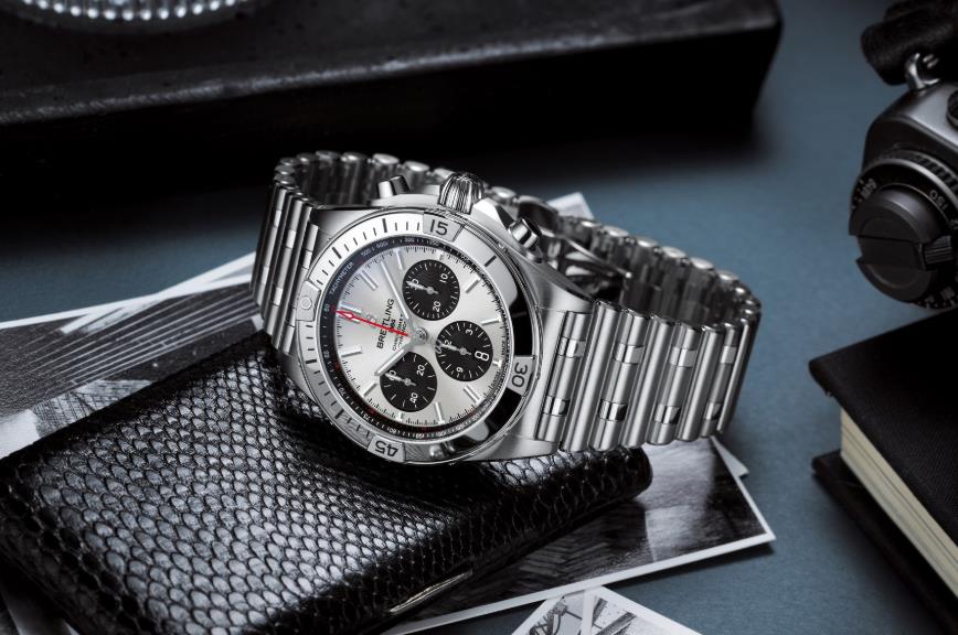 The male fake watch has silvery dial.